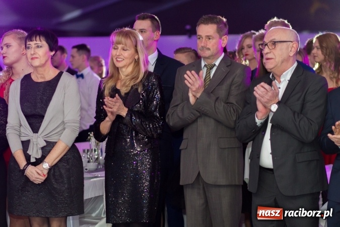 Zdjęcie w galerii na portalu naszraciborz.pl: Tegoroczny sezon studniówek rozpoczęty - pierwsi poloneza zatańczyli uczniowie ZSOMS wiadomości z regionu