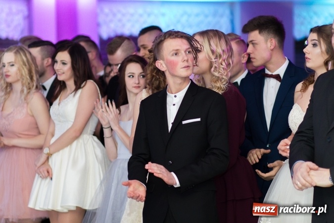 Zdjęcie w galerii na portalu naszraciborz.pl: Tegoroczny sezon studniówek rozpoczęty - pierwsi poloneza zatańczyli uczniowie ZSOMS wiadomości z regionu