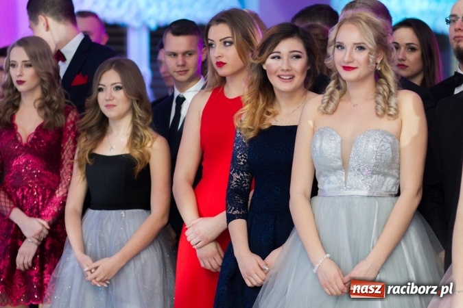 Zdjęcie w galerii na portalu naszraciborz.pl: Tegoroczny sezon studniówek rozpoczęty - pierwsi poloneza zatańczyli uczniowie ZSOMS wiadomości z regionu