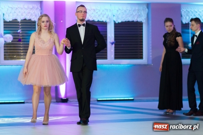 Zdjęcie w galerii na portalu naszraciborz.pl: Tegoroczny sezon studniówek rozpoczęty - pierwsi poloneza zatańczyli uczniowie ZSOMS wiadomości z regionu