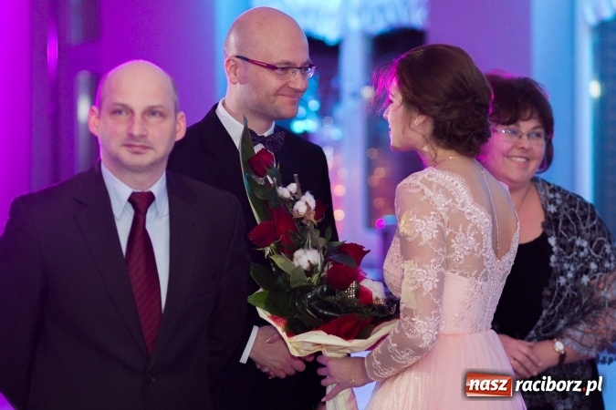 Zdjęcie w galerii na portalu naszraciborz.pl: Tegoroczny sezon studniówek rozpoczęty - pierwsi poloneza zatańczyli uczniowie ZSOMS wiadomości z regionu