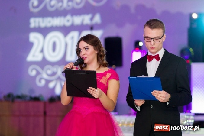 Zdjęcie w galerii na portalu naszraciborz.pl: Tegoroczny sezon studniówek rozpoczęty - pierwsi poloneza zatańczyli uczniowie ZSOMS wiadomości z regionu