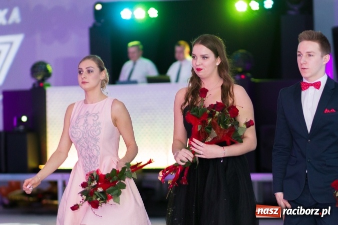 Zdjęcie w galerii na portalu naszraciborz.pl: Tegoroczny sezon studniówek rozpoczęty - pierwsi poloneza zatańczyli uczniowie ZSOMS wiadomości z regionu