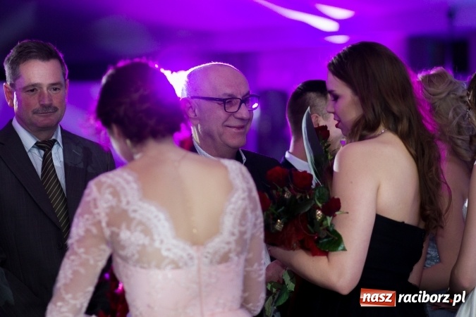 Zdjęcie w galerii na portalu naszraciborz.pl: Tegoroczny sezon studniówek rozpoczęty - pierwsi poloneza zatańczyli uczniowie ZSOMS wiadomości z regionu