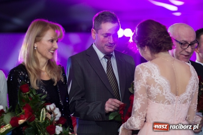 Zdjęcie w galerii na portalu naszraciborz.pl: Tegoroczny sezon studniówek rozpoczęty - pierwsi poloneza zatańczyli uczniowie ZSOMS wiadomości z regionu