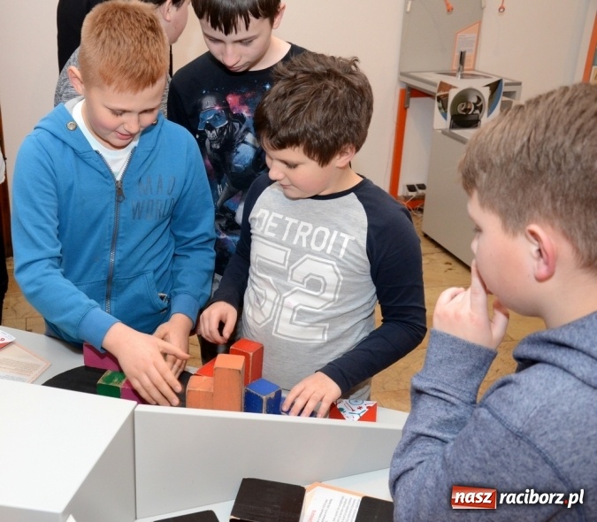 Zdjęcie w galerii na portalu naszraciborz.pl: Wszystko... jest liczbą - zobacz zdjęcia z otwarcia nowej wystawy w raciborskim Muzeum wiadomości z regionu