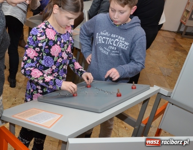 Zdjęcie w galerii na portalu naszraciborz.pl: Wszystko... jest liczbą - zobacz zdjęcia z otwarcia nowej wystawy w raciborskim Muzeum wiadomości z regionu