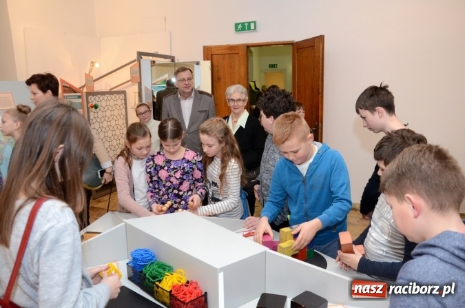 Zdjęcie w galerii na portalu naszraciborz.pl: Wszystko... jest liczbą - zobacz zdjęcia z otwarcia nowej wystawy w raciborskim Muzeum wiadomości z regionu