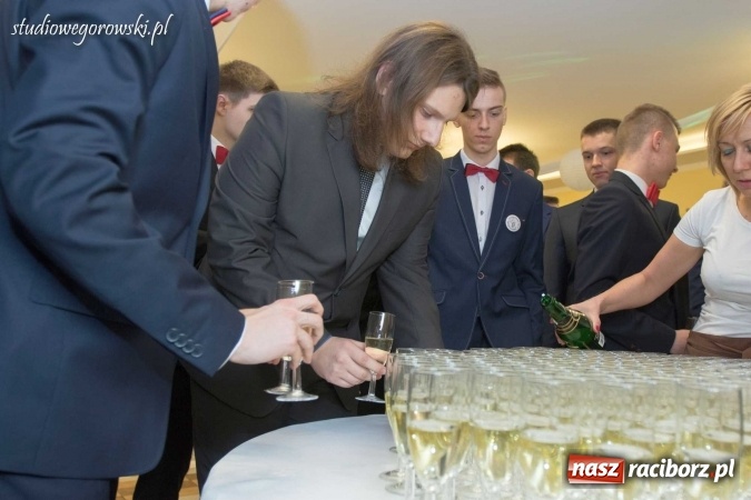 Zdjęcie w galerii na portalu naszraciborz.pl: Bal maturalny raciborskiego Mechanika  wiadomości z regionu