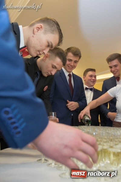 Zdjęcie w galerii na portalu naszraciborz.pl: Bal maturalny raciborskiego Mechanika  wiadomości z regionu
