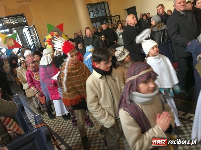 Zdjęcie w galerii na portalu naszraciborz.pl: Mali kolędnicy misyjni z Brzezia zebrali ponad 10 tys. złotych dla r&oacute;wieśnik&oacute;w z Tajlandii wiadomości z regionu