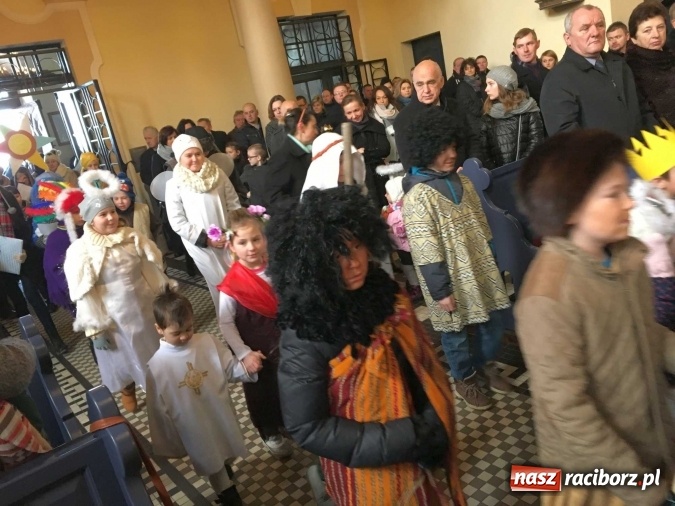 Zdjęcie w galerii na portalu naszraciborz.pl: Mali kolędnicy misyjni z Brzezia zebrali ponad 10 tys. złotych dla r&oacute;wieśnik&oacute;w z Tajlandii wiadomości z regionu