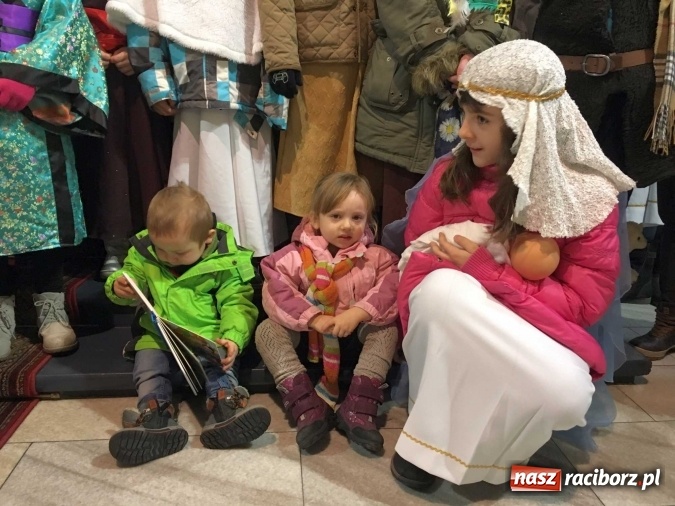 Zdjęcie w galerii na portalu naszraciborz.pl: Mali kolędnicy misyjni z Brzezia zebrali ponad 10 tys. złotych dla r&oacute;wieśnik&oacute;w z Tajlandii wiadomości z regionu