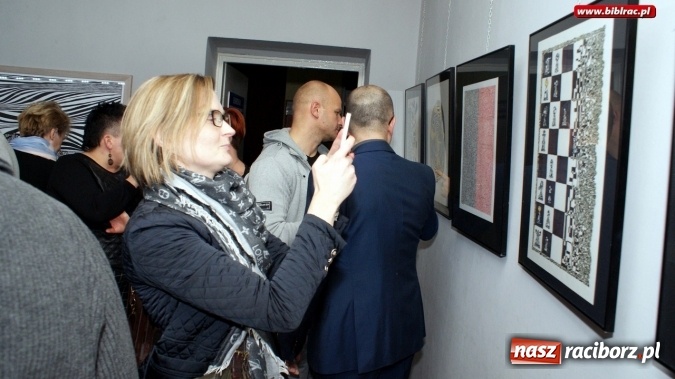 Zdjęcie w galerii na portalu naszraciborz.pl: Układanie myśli – wernisaż wystawy Dariusza Zygadło w Galerii Gawra wiadomości z regionu