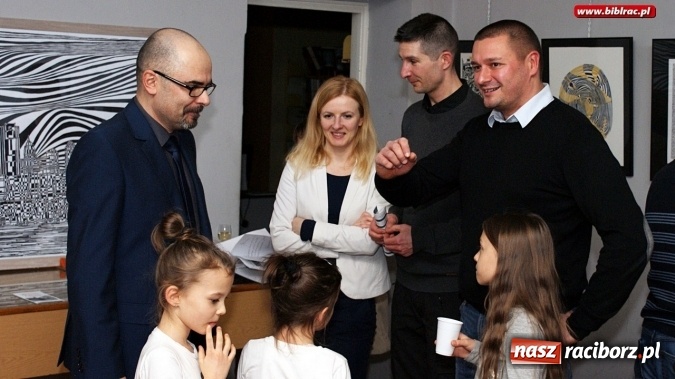 Zdjęcie w galerii na portalu naszraciborz.pl: Układanie myśli – wernisaż wystawy Dariusza Zygadło w Galerii Gawra wiadomości z regionu