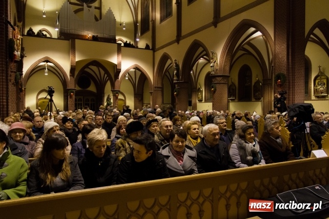 Zdjęcie w galerii na portalu naszraciborz.pl: Kolędy i pastorałki małżeństwa Biskup&oacute;w zn&oacute;w zabrzmiały w kościele pw. św. Mikołaja wiadomości z regionu