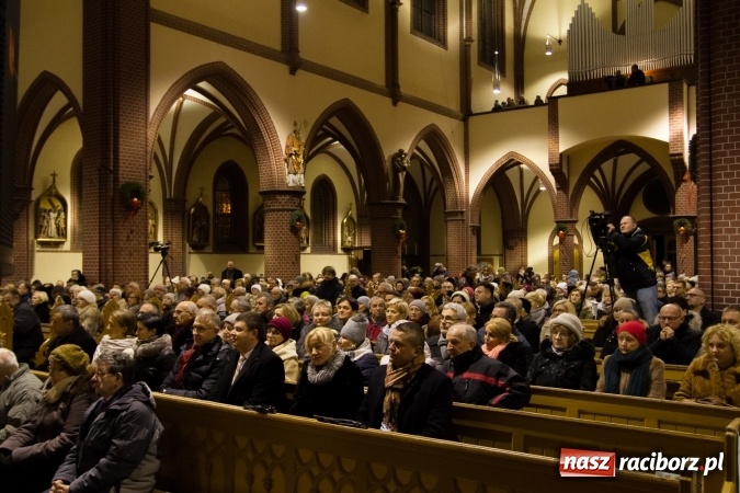 Zdjęcie w galerii na portalu naszraciborz.pl: Kolędy i pastorałki małżeństwa Biskup&oacute;w zn&oacute;w zabrzmiały w kościele pw. św. Mikołaja wiadomości z regionu