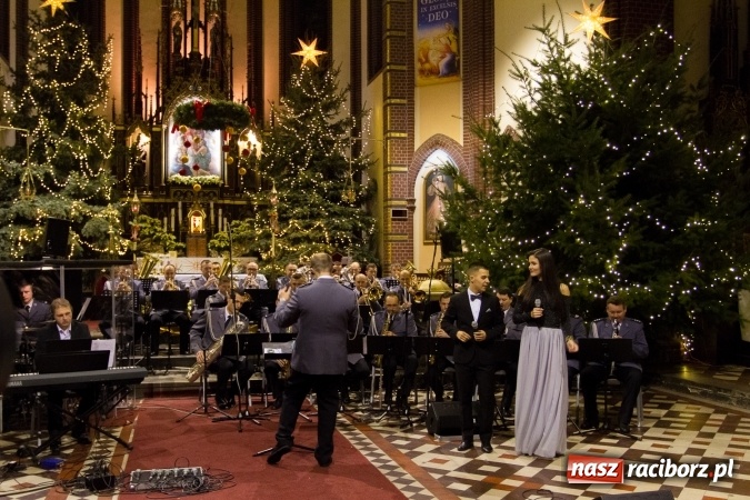 Zdjęcie w galerii na portalu naszraciborz.pl: Kolędy i pastorałki małżeństwa Biskup&oacute;w zn&oacute;w zabrzmiały w kościele pw. św. Mikołaja wiadomości z regionu