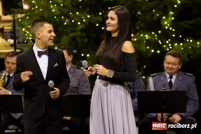 Zdjęcie w galerii na portalu naszraciborz.pl: Kolędy i pastorałki małżeństwa Biskup&oacute;w zn&oacute;w zabrzmiały w kościele pw. św. Mikołaja wiadomości z regionu