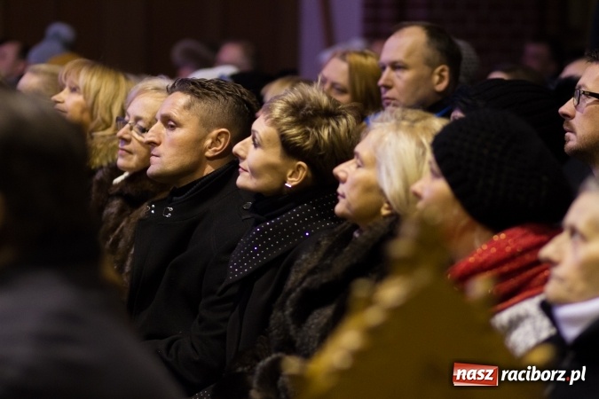Zdjęcie w galerii na portalu naszraciborz.pl: Kolędy i pastorałki małżeństwa Biskup&oacute;w zn&oacute;w zabrzmiały w kościele pw. św. Mikołaja wiadomości z regionu
