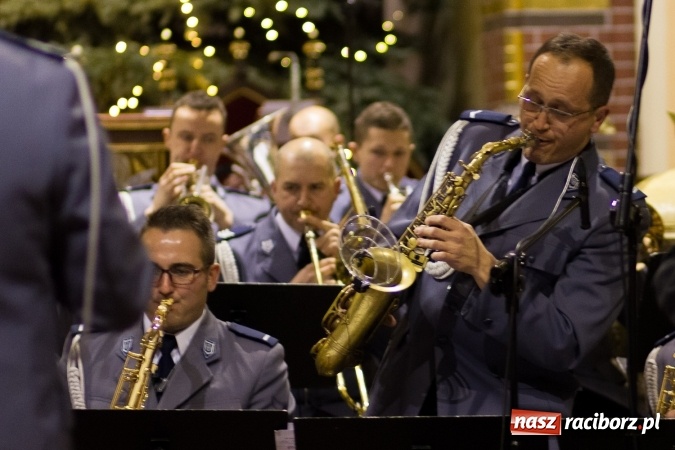 Zdjęcie w galerii na portalu naszraciborz.pl: Kolędy i pastorałki małżeństwa Biskup&oacute;w zn&oacute;w zabrzmiały w kościele pw. św. Mikołaja wiadomości z regionu