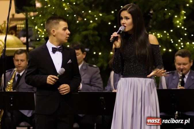 Zdjęcie w galerii na portalu naszraciborz.pl: Kolędy i pastorałki małżeństwa Biskup&oacute;w zn&oacute;w zabrzmiały w kościele pw. św. Mikołaja wiadomości z regionu