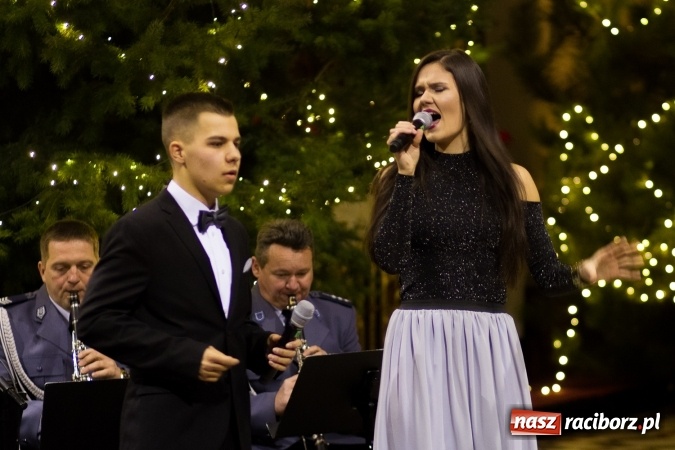 Zdjęcie w galerii na portalu naszraciborz.pl: Kolędy i pastorałki małżeństwa Biskup&oacute;w zn&oacute;w zabrzmiały w kościele pw. św. Mikołaja wiadomości z regionu