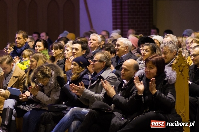 Zdjęcie w galerii na portalu naszraciborz.pl: Kolędy i pastorałki małżeństwa Biskup&oacute;w zn&oacute;w zabrzmiały w kościele pw. św. Mikołaja wiadomości z regionu