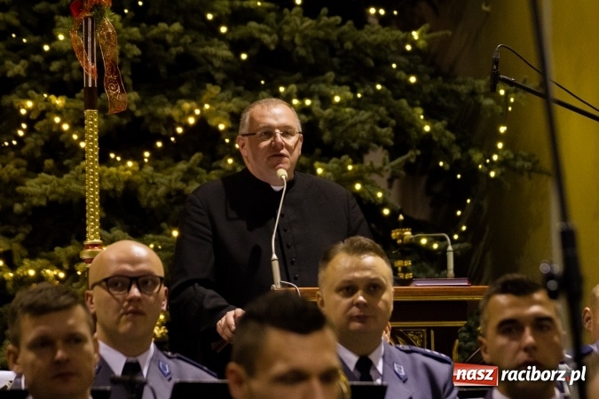 Zdjęcie w galerii na portalu naszraciborz.pl: Kolędy i pastorałki małżeństwa Biskup&oacute;w zn&oacute;w zabrzmiały w kościele pw. św. Mikołaja wiadomości z regionu