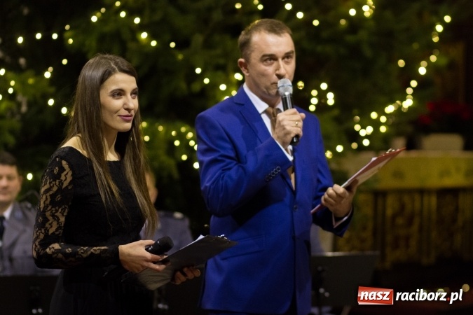 Zdjęcie w galerii na portalu naszraciborz.pl: Kolędy i pastorałki małżeństwa Biskup&oacute;w zn&oacute;w zabrzmiały w kościele pw. św. Mikołaja wiadomości z regionu