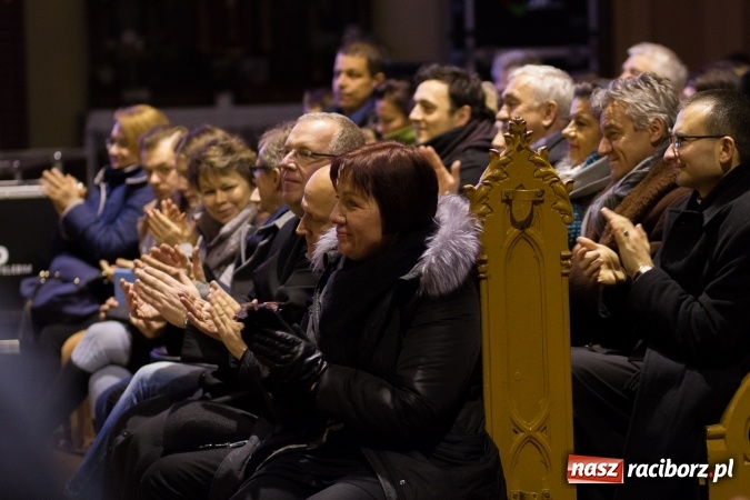 Zdjęcie w galerii na portalu naszraciborz.pl: Kolędy i pastorałki małżeństwa Biskup&oacute;w zn&oacute;w zabrzmiały w kościele pw. św. Mikołaja wiadomości z regionu