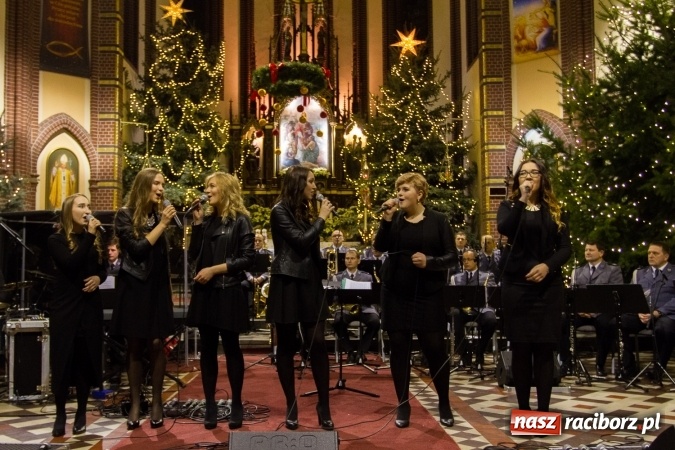 Zdjęcie w galerii na portalu naszraciborz.pl: Kolędy i pastorałki małżeństwa Biskup&oacute;w zn&oacute;w zabrzmiały w kościele pw. św. Mikołaja wiadomości z regionu