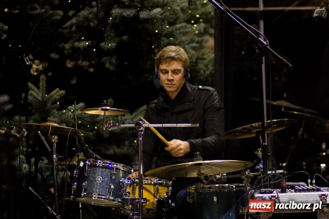 Zdjęcie w galerii na portalu naszraciborz.pl: Kolędy i pastorałki małżeństwa Biskup&oacute;w zn&oacute;w zabrzmiały w kościele pw. św. Mikołaja wiadomości z regionu