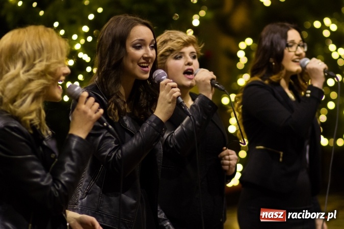Zdjęcie w galerii na portalu naszraciborz.pl: Kolędy i pastorałki małżeństwa Biskup&oacute;w zn&oacute;w zabrzmiały w kościele pw. św. Mikołaja wiadomości z regionu