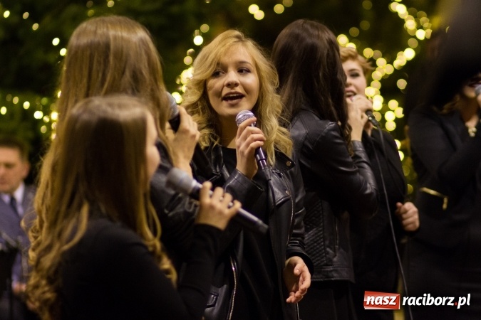 Zdjęcie w galerii na portalu naszraciborz.pl: Kolędy i pastorałki małżeństwa Biskup&oacute;w zn&oacute;w zabrzmiały w kościele pw. św. Mikołaja wiadomości z regionu