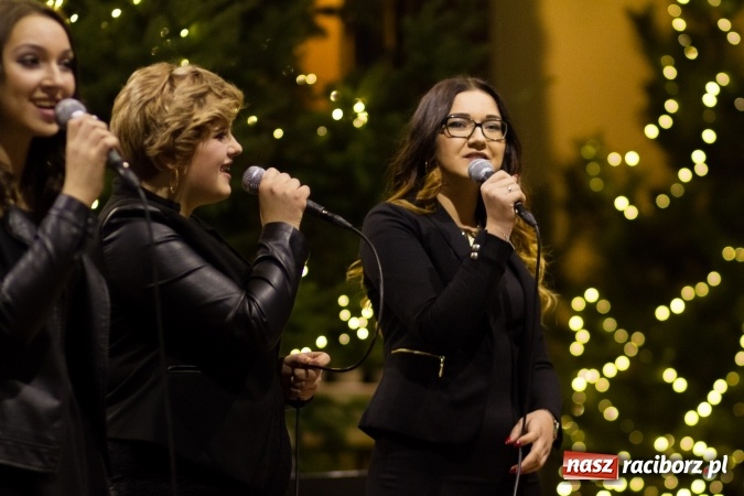 Zdjęcie w galerii na portalu naszraciborz.pl: Kolędy i pastorałki małżeństwa Biskup&oacute;w zn&oacute;w zabrzmiały w kościele pw. św. Mikołaja wiadomości z regionu