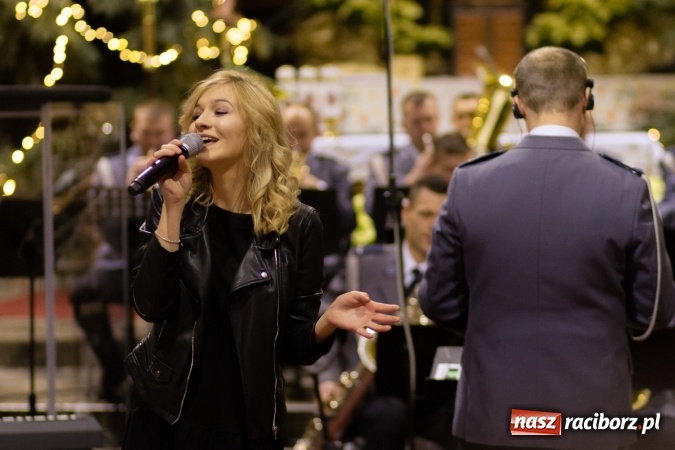 Zdjęcie w galerii na portalu naszraciborz.pl: Kolędy i pastorałki małżeństwa Biskup&oacute;w zn&oacute;w zabrzmiały w kościele pw. św. Mikołaja wiadomości z regionu