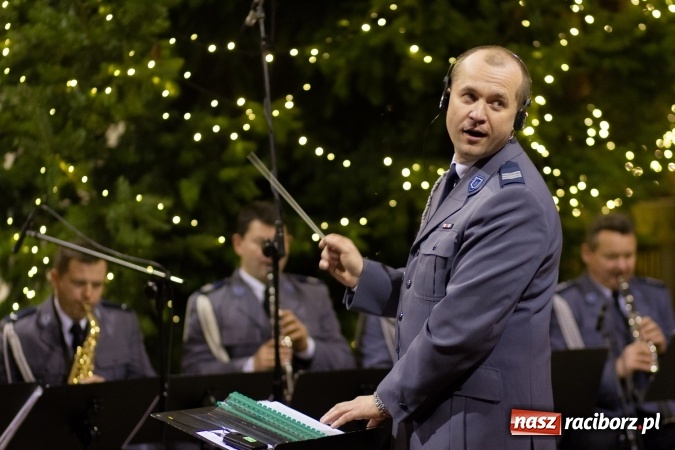 Zdjęcie w galerii na portalu naszraciborz.pl: Kolędy i pastorałki małżeństwa Biskup&oacute;w zn&oacute;w zabrzmiały w kościele pw. św. Mikołaja wiadomości z regionu