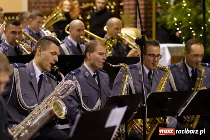 Zdjęcie w galerii na portalu naszraciborz.pl: Kolędy i pastorałki małżeństwa Biskup&oacute;w zn&oacute;w zabrzmiały w kościele pw. św. Mikołaja wiadomości z regionu