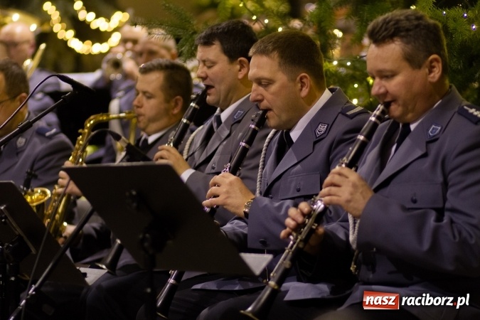 Zdjęcie w galerii na portalu naszraciborz.pl: Kolędy i pastorałki małżeństwa Biskup&oacute;w zn&oacute;w zabrzmiały w kościele pw. św. Mikołaja wiadomości z regionu