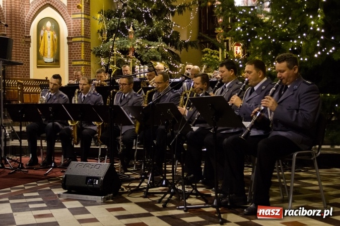 Zdjęcie w galerii na portalu naszraciborz.pl: Kolędy i pastorałki małżeństwa Biskup&oacute;w zn&oacute;w zabrzmiały w kościele pw. św. Mikołaja wiadomości z regionu