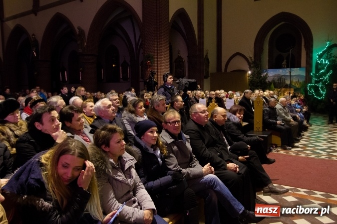 Zdjęcie w galerii na portalu naszraciborz.pl: Kolędy i pastorałki małżeństwa Biskup&oacute;w zn&oacute;w zabrzmiały w kościele pw. św. Mikołaja wiadomości z regionu