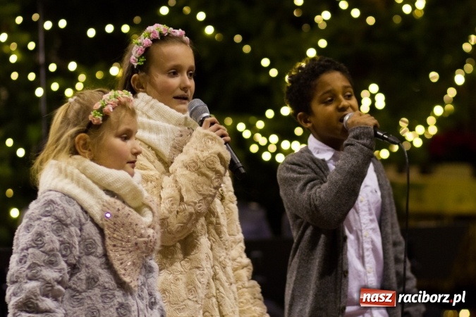 Zdjęcie w galerii na portalu naszraciborz.pl: Kolędy i pastorałki małżeństwa Biskup&oacute;w zn&oacute;w zabrzmiały w kościele pw. św. Mikołaja wiadomości z regionu