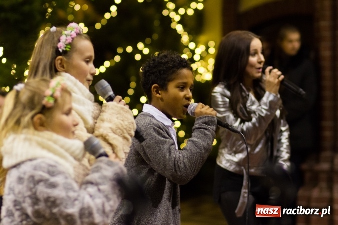 Zdjęcie w galerii na portalu naszraciborz.pl: Kolędy i pastorałki małżeństwa Biskup&oacute;w zn&oacute;w zabrzmiały w kościele pw. św. Mikołaja wiadomości z regionu