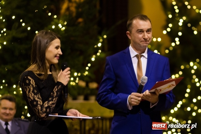 Zdjęcie w galerii na portalu naszraciborz.pl: Kolędy i pastorałki małżeństwa Biskup&oacute;w zn&oacute;w zabrzmiały w kościele pw. św. Mikołaja wiadomości z regionu