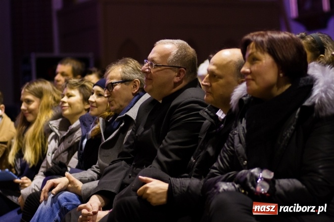Zdjęcie w galerii na portalu naszraciborz.pl: Kolędy i pastorałki małżeństwa Biskup&oacute;w zn&oacute;w zabrzmiały w kościele pw. św. Mikołaja wiadomości z regionu