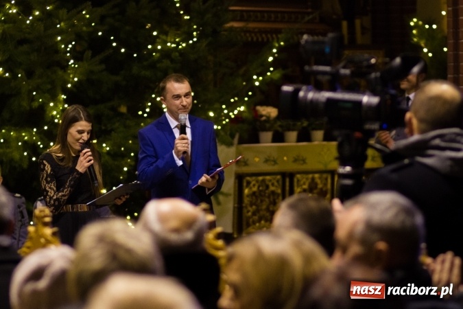 Zdjęcie w galerii na portalu naszraciborz.pl: Kolędy i pastorałki małżeństwa Biskup&oacute;w zn&oacute;w zabrzmiały w kościele pw. św. Mikołaja wiadomości z regionu