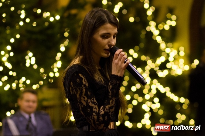 Zdjęcie w galerii na portalu naszraciborz.pl: Kolędy i pastorałki małżeństwa Biskup&oacute;w zn&oacute;w zabrzmiały w kościele pw. św. Mikołaja wiadomości z regionu