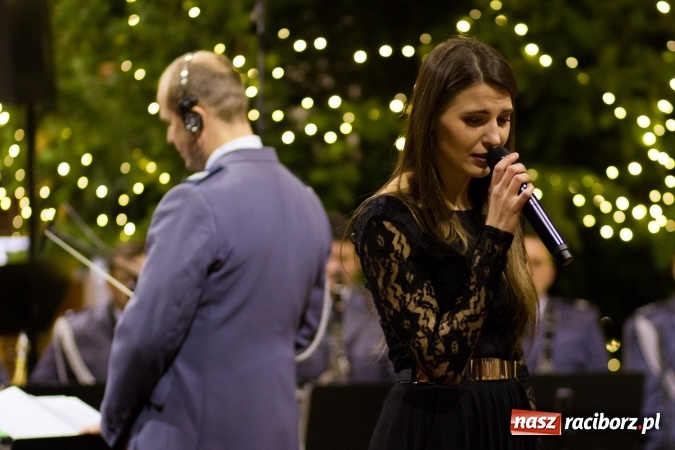 Zdjęcie w galerii na portalu naszraciborz.pl: Kolędy i pastorałki małżeństwa Biskup&oacute;w zn&oacute;w zabrzmiały w kościele pw. św. Mikołaja wiadomości z regionu