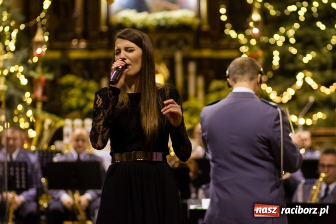 Zdjęcie w galerii na portalu naszraciborz.pl: Kolędy i pastorałki małżeństwa Biskup&oacute;w zn&oacute;w zabrzmiały w kościele pw. św. Mikołaja wiadomości z regionu
